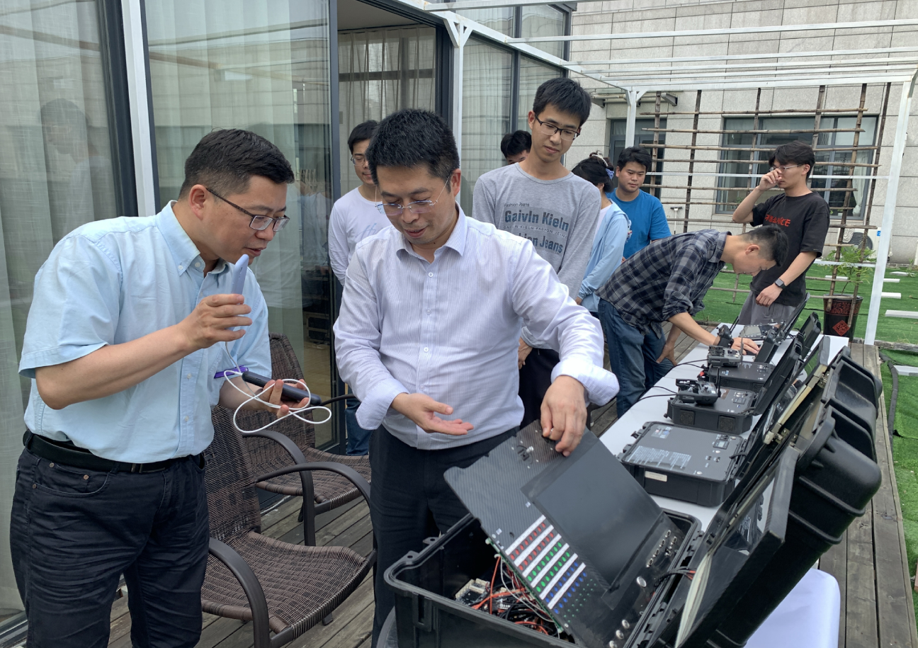 公司領導向記者介紹第一代網聯控制器